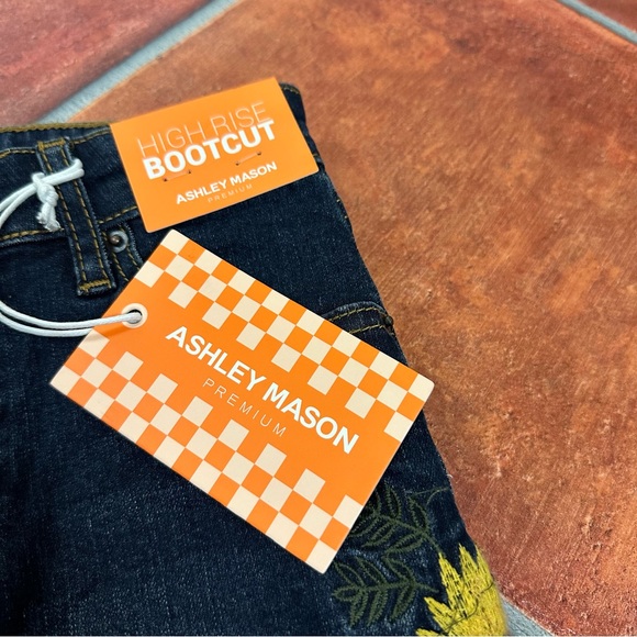 NWT Ashley Mason Floral Embroidered Women's Bootcut Jeans - Picture 3 of 7